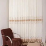 Cortina linho Gruipir com forro off white e bordado marrom 4,80x2,70 ilhós 28mm cromado.