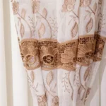 Cortina linho Gruipir com forro off white e bordado dourado 4,80x2,70 ilhós 28mm cromado.